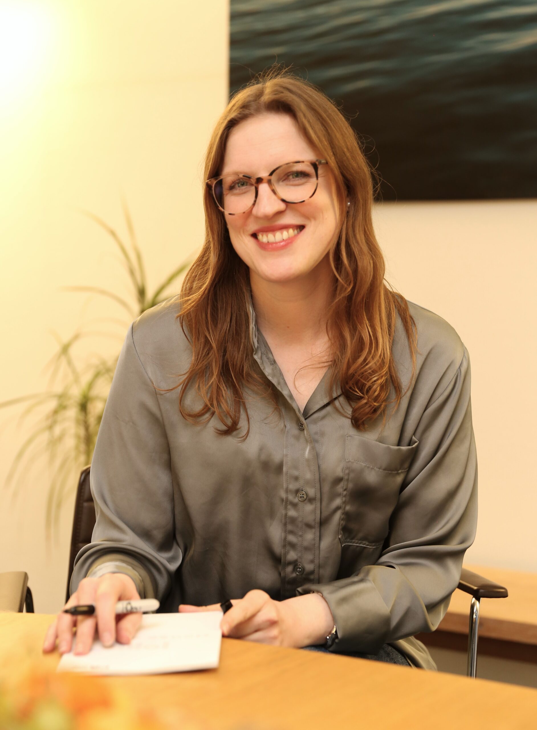 Julia Hartenstein von House of PM in einer Beratungssituation am Tisch